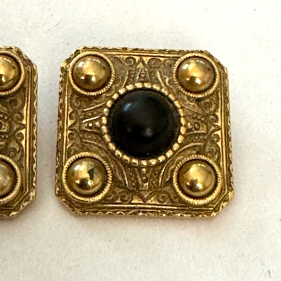 VINTAGE ETRUSCAN Earrings 1” Square Gold Tone Repousse Black onyx neoclassical - Picture 3 of 8